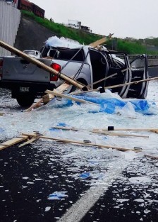 Vidrios que transportaba un tráiler sobre el puente La Bocana en el libramiento a Plan del Río, cayeron sobre una camioneta donde viajaban 3 personas, dos de la tercera edad, quienes resultaron con cortaduras, por lo que debieron ser trasladadas al hospital.