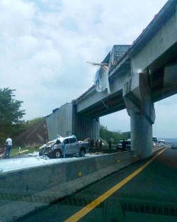 Vidrios que transportaba un tráiler sobre el puente La Bocana en el libramiento a Plan del Río, cayeron sobre una camioneta donde viajaban 3 personas, dos de la tercera edad, quienes resultaron con cortaduras, por lo que debieron ser trasladadas al hospital.