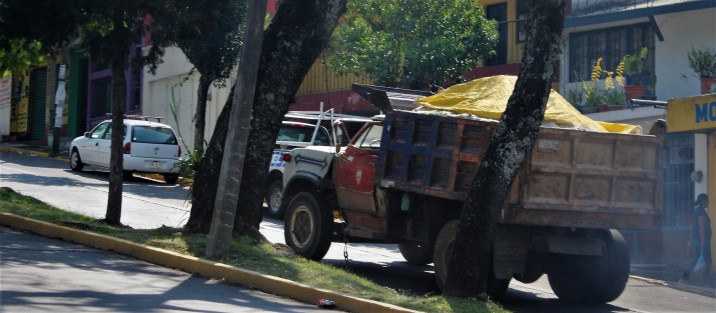No sólo en la avenida Lázaro Cárdenas es latente el riesgo de un accidente producido por camiones de carga. Los vehículos de transporte de materiales circulan en pésimas condiciones por las empinadas calles de la capital veracruzana, lo cual constituye un riesgo.