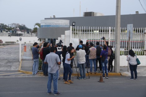 Reporteros de la ciudad de Veracruz se manifestaron afuera de la delegación de la PGR para pedir se aclare el asesinato del periodista y escritor sinaloense Javier Valdez.