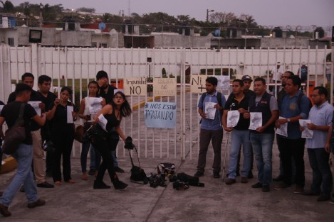 Reporteros de la ciudad de Veracruz se manifestaron afuera de la delegación de la PGR para pedir se aclare el asesinato del periodista y escritor sinaloense Javier Valdez. 