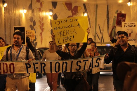Reporteros se manifestaron este martes la tarde noche en Xalapa, demandando justicia para el perodista Javier Valdez, asesinado en Culliacán, SInaloa.