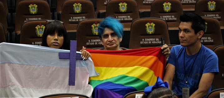 Reducido grupo de la comunidad LGBTTTI, acudió a apoyar el pronunciamiento de la diputada Tanya Carola Viveros, con motivo del Día Estatal de la Lucha contra la Homofobia y la Transfobia. 