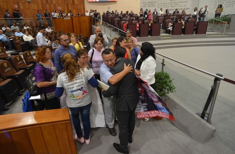 Integrantes de Colectivos de familias de desparecido se mostraron profundamente agradecidos con el diputado Rogelio Rodríiguez, ya que origen de esta propuesta nació por su solicitud de combatir la realidad por la que atraviesa el pueblo veracruzano, además de la decenas de fosas clandestinas que se han encontrado a lo largo del estado donde no se han identificado los cuerpos.  
