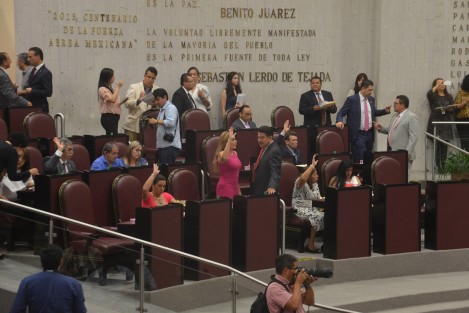 Los diputados de los grupos legislativos del PAN, MORENA, PRI, PRD y Juntos por Veracruz presentaron la iniciativa de decreto que reforma, adiciona y deroga diversas disposiciones de la Constitución Política del Estado de Veracruz a fin de crear el Sistema Estatal Anticorrupción. 