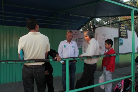 El candidato a la alcaldía de Xalapa por el partido Nueva Alianza, Nicanor Moreira, visitó este miércoles escuelas de la zona de la avenida Américas, para promoverse entre los  votantes. 