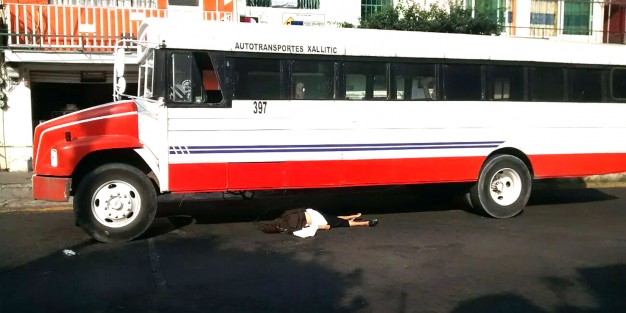 Una mujer fue atropellada la mañana de este miércoles en la avenida Mártires del 28 de Agosto, por un autobús de la línea Autotransportes Xallitic. La mujer lamentablemente falleció en el lugar. 