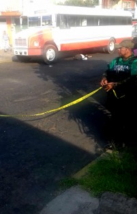 Una mujer de la tercera edad fue atropellada la mañana de este miércoles en la avenida Mártires del 28 de Agosto, por un autobús de la línea Autotransportes Xallitic. La mujer lamentablemente falleció en el lugar. 