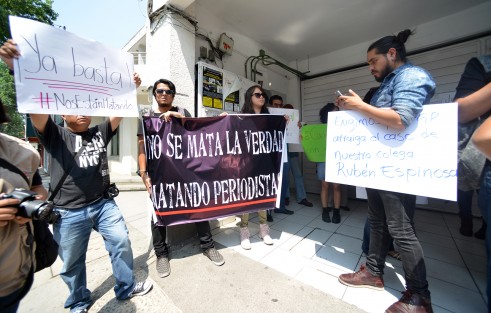Reporteros y activistas se manifestaron en las oficinas de PGR de la ciudad de Xalapa para exigir el esclareciento de los varios casos de periodistas asesinados en Veracruz, así como el del periodista Javier Valdez, muerto en la ciudad de Culiacán.
