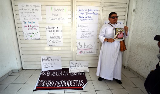Por su parte, José Velásquez, misionero itinerante del grupo del padre Alejandro Solalinde,  y un colectivo de desaparecidos, exigen apoyo para los migrantes, quiene ahora sufren de más vejaciones, al no poder abordar el tren.  