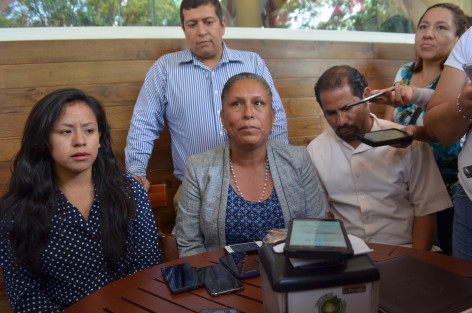 Las candidatas a la alcaldía de Ayahualulco por el PT,  Margarita Cortés Hernández, y del PAN Sara Guillermina Caballero, en conferencia de prensa manifestaron estar unidas y apoyarse para que la candidata del PAN logre el triunfo, pues la del PT dijo dudar del liderazgo en su partido. 