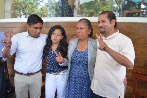 Las candidatas a la alcaldía de Ayahualulco por el PT,  Margarita Cortés Hernández, y del PAN Sara Guillermina Caballero, en conferencia de prensa manifestaron estar unidas y apoyarse para que la candidata del PAN logre el triunfo, pues la del PT dijo dudar del liderazgo en su partido. 