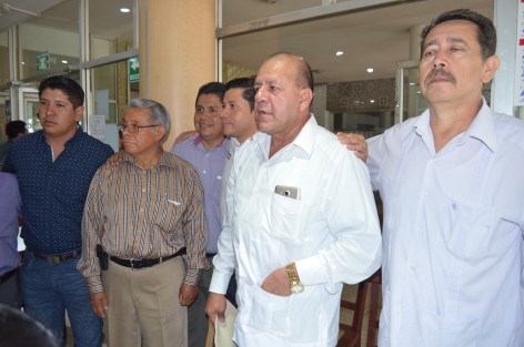 Líderes adheridos a la CROC pertenecientes al Ayuntamiento de Xalapa del DIF, Parques y Jardines, vendedores de mercados, etc., los mismos que obtuvieron múltiples beneficios de gobiernos priistas, en conferencia de prensa externaron su apoyo a la candidata de la coalición PAN-PRD, Ana Miriam Ferraez, aunque sus representados son libres de apoyar a quien quieran. 