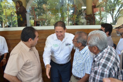 El candidato priista a la alcaldía de Xalapa, Alejandro Montano, arribó este miércoles a céntrico café para recibir el apoyo de diversos lideres sindicales, quienes laboran para el municipio de Xalapa. 