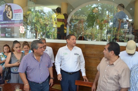 El candidato priista a la alcaldía de Xalapa, Alejandro Montano, arribó este miércoles a céntrico café para recibir el apoyo de diversos lideres sindicales, quienes laboran para el municipio de Xalapa. ¿No eran horas de trabajo?