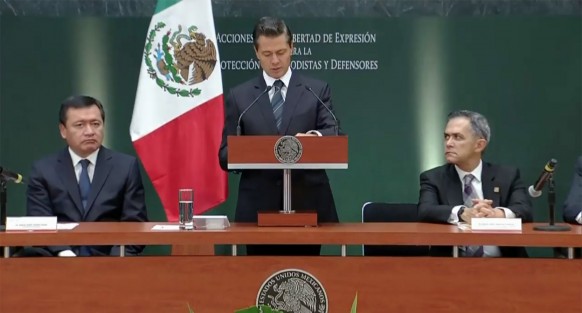 El presidente Enrique Peña anunció que se fortalecerá la fiscalía para la atención de delitos cometidos contra la libertad de expresión. Luego de guardar junto con integrantes de la Conago un minuto de silencio por los periodistas asesinados en el ejercicio de su labor informativa, el mandatario dijo que este tipo de violencia ha abierto una profunda herida en la sociedad mexicana.  

