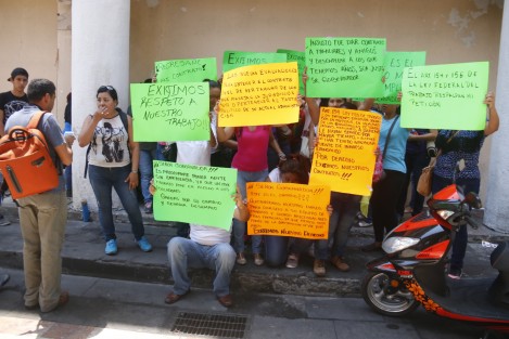 La llegada al debate de los candidatos a la alcaldía de Veracruz en una radiodifusora, estuvo marcada por manifestaciones y reclamos por parte de trabajadores despedidos de la jurisdicción sanitaria, exempleados del club Tiburones Rojos de Veracruz y una madre de familia que acusó a la policía estatal de detenera sus hijos.
