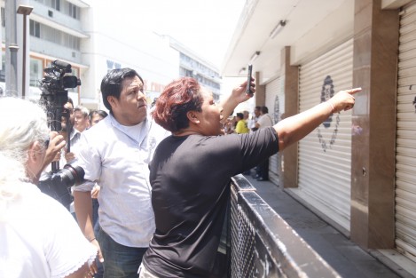 La llegada al debate de los candidatos a la alcaldía de Veracruz estuvo marcada por manifestaciones y reclamos por parte de trabajadores despedidos de la jurisdicción sanitaria, exempleados del club Tiburones Rojos de Veracruz y una madre de familia que acusó a la policía estatal de detener a sus hijos.