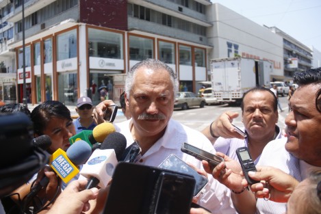 La llegada al debate de los candidatos a la alcaldía de Veracruz estuvo marcada por manifestaciones y reclamos por parte de trabajadores despedidos de la jurisdicción sanitaria, exempleados del club Tiburones Rojos de Veracruz y una madre de familia que acusó a la policía estatal de detener a sus hijos.