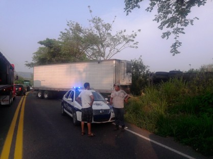 La imprudencia de una conductora, que se dirigía de Gutiérrez Zamora con destino a Poza Rica, ocasionó un brutal accidente, donde estuvieron involucrados un tráiler de doble remolque y dos unidades particulares con saldo de tres personas lesionados y daños superiores al millón de pesos.