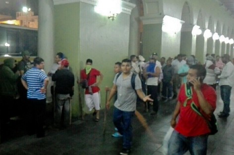 Integrantes del Comité de Defensa Ciudadana (CODECI) arribaron al centro de Xalapa,armados con palos y machetes, a exigir a las autoridades estatalesel pago de apoyos como son proyectos productivos regularización del Ejido Cujuloapan. 
