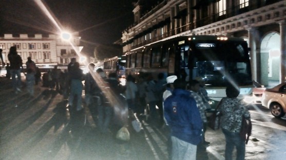 Integrantes del Comité de Defensa Ciudadana (CODECI) arribaron al centro de Xalapa,armados con palos y machetes, a exigir a las autoridades estatalesel pago de apoyos como son proyectos productivos regularización del Ejido Cujuloapan. 
