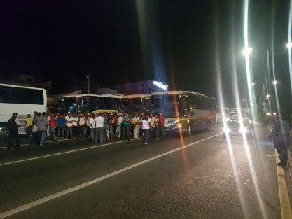 Quienes se dicen campesinos veracruzanos llegaron a Palacio de Gobierno abordo de 10 autobuses, mientras otros 60 se mantienen retenidos por la policía estatal en la carretera Xalapa - México a la altura de la colonia 21 de Marzo.
