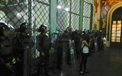 Palacio de Gobierno fue resguardado por policías antimotines.  