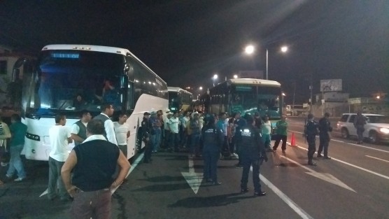 Unos 60 autobuses con integrantes del CODECI fueron interceptados por SSP, Federales, fuerza civil y policías antimotines en la 21 de Marzo, cuando pretendían llegar al centro de Xalapa. 