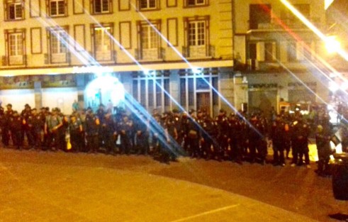 Elementos de la SSP resguardan el Palacio de Gobierno.  Los hechos iniciaron después de las 22 horas de este miércoles.