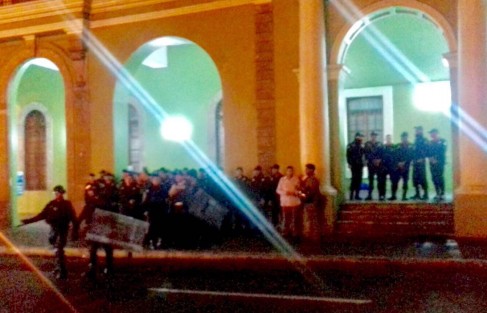 Elementos de la SSP resguardan el Palacio de Gobierno.  Los hechos iniciaron después de las 22 horas de este miércoles.