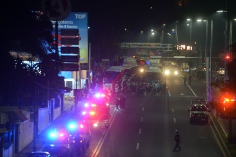 Integrantes del Comité de Defensa Ciudadana (CODECI) fueron detenidos por elementos de la SSP en la carretera Xalapa - México a la altura de la colonia 21 de marzo, cuando abordo de unos 60 autobuses se dirigían hacia el centro de Xalapa para manifestarse la noche del miércoles.
