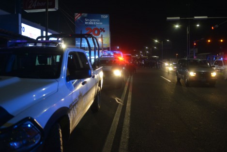 Integrantes del Comité de Defensa Ciudadana (CODECI) fueron detenidos por elementos de la SSP en la carretera Xalapa - México a la altura de la colonia 21 de marzo, cuando abordo de unos 60 autobuses se dirigían hacia el centro de Xalapa para manifestarse la noche del miércoles.
