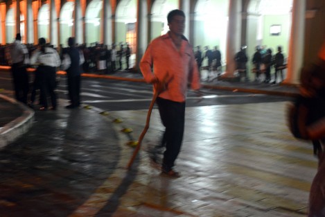 Alrededor de las 22:00 horas, una comisión se trasladó abordo de unos 8 autobuses hacia el Palacio de Gobierno para sostener una reunión. Ahí los manifestantes se mostraron en una actitud desafiantes, al portar machetes y palos. 
