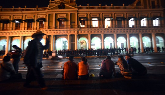 Ante ello, al lugar fueron movilizados policías antimotines, quienes rodearon el Palacio de Gobierno mientras los líderes de CODECI mantenían una reunión en la Secretaría de Gobierno.
