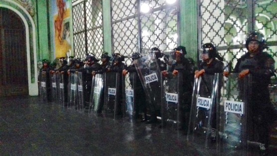 Ante ello, al lugar fueron movilizados policías antimotines, quienes rodearon el Palacio de Gobierno mientras los líderes de CODECI mantenían una reunión en la Secretaría de Gobierno.
