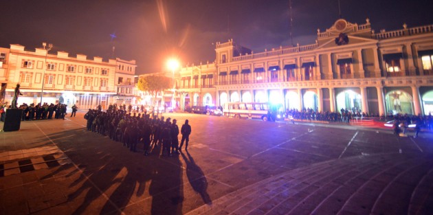 Pese a ello, continuó el arribo de policías al centro de Xalapa, incluso hasta los jóvenes cadetes de la Academia de Policía.
