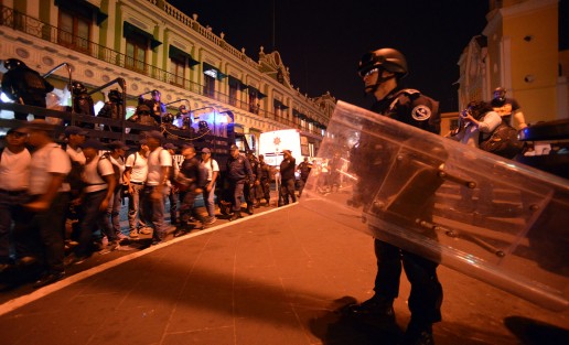 Pese a ello, continuó el arribo de policías al centro de Xalapa, incluso hasta los jóvenes cadetes de la Academia de Policía.
