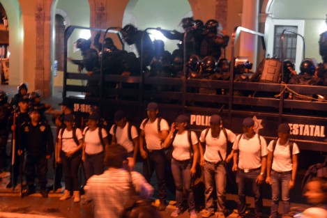 Pese a ello, continuó el arribo de policías al centro de Xalapa, incluso hasta los jóvenes cadetes de la Academia de Policía.
