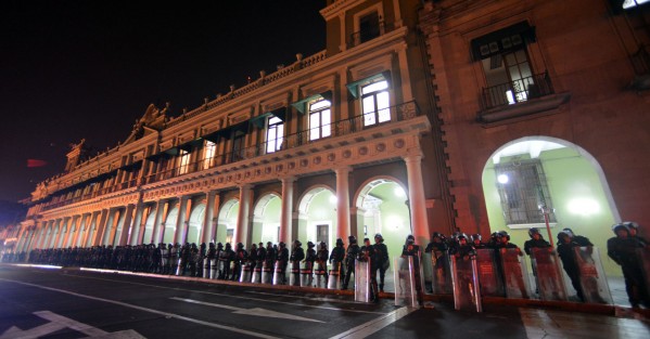 Pese a ello, continuó el arribo de policías al centro de Xalapa, incluso hasta los jóvenes cadetes de la Academia de Policía.
