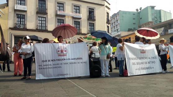 Pensionados y jubilados agrupados en la AJUPIV, se manifestaron desde temprana hora en Plaza Lerdo para exigir al gobierno el pago del seguro y pensión. Ellos, al igual que otros grupos aun continúan a la espera de sus pagos, pese a los préstamos solicitados por el Gobierno, reestructuración de deuda e incautación de bienes de imputados en casos de desvío de  recursos. 