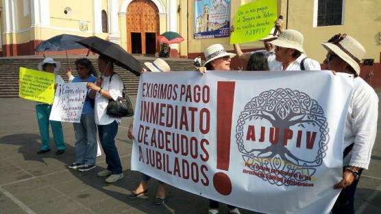 Pensionados y jubilados agrupados en la AJUPIV, se manifestaron desde temprana hora en Plaza Lerdo para exigir al gobierno el pago del seguro y pensión. Ellos, al igual que otros grupos aun continúan a la espera de sus pagos, pese a los préstamos solicitados por el Gobierno, reestructuración de deuda e incautación de bienes de imputados en casos de desvío de  recursos. 