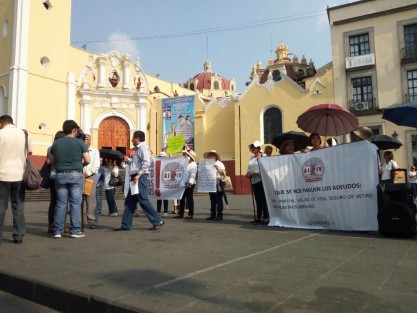 Pensionados y jubilados agrupados en la AJUPIV, se manifestaron desde temprana hora en Plaza Lerdo para exigir al gobierno el pago del seguro y pensión. Ellos, al igual que otros grupos aun continúan a la espera de sus pagos, pese a los préstamos solicitados por el Gobierno, reestructuración de deuda e incautación de bienes de imputados en casos de desvío de  recursos. 