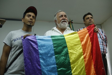 Alejandro Encinas tomando la bandera LGTTI.
