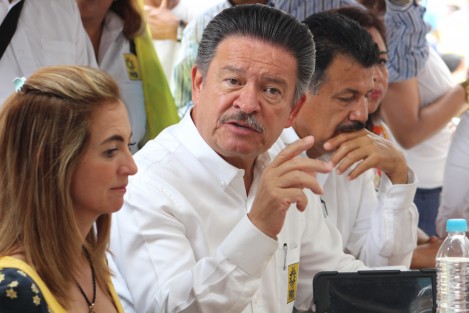 Carlos Navarrete, Delegado Nacional del PRD, arribó esta mañana a la ciudad de Xalapa para brindar su apoyo a la Candidata de la Coalición PAN-PRD. Navarrete, pese a ser perredista asegura que no hay acuerdo entre el panista MAYL y el priista Enrique Peña Nieto. 