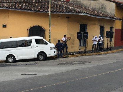Mientras la candidata a la alcaldía de Xalapa por el PRD - PAN, Ana Miriam Ferráez desayunaba en la zona gastronómica VIP del mercado Alcalde y García, sus achichincles estorbaban el paso a los peatones que debían cruzar en la esquina de Zamora con Xalapeños Ilustres. 