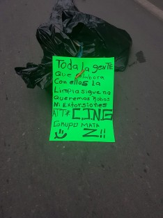 Los restos de una joven que fuera privada de su libertad durante la tarde del jueves, fueron encontrados horas más tarde en bolsas de plástico negras, la cuales fueron arrojadas sobre la bifurcación de la carretera federal a la autopista, a la altura de Rancho Trejo de Amatlán, Ver., sobre una de las bolsas dejaron una cartulina con un mensaje.