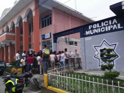 La tarde de este jueves fue detenido por mototaxistas,  I.V. de 18 años, el cual en compañía de otros dos sujetos, la noche del miércoles  asaltó a un chofer de mototaxi, robándole 300 pesos y un celular.