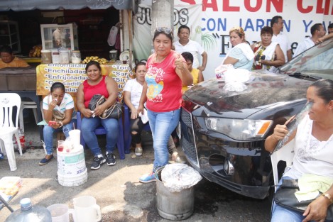Trabajadores de TAMSA instalaron un campamento afuera del <em>Penalito</em>, prisión preventiva donde se encuentra recluído su líder Pascual Lagunes Ochoa. Al líder sindical se le dictó un año de prisión preventiva. 