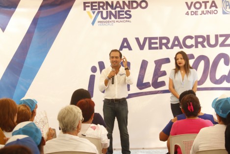 La senadora por Tamaulipas, Andrea García García, acompañó al candidato del PAN a la alcaldía de Veracruz, Fernando Yunes Marquez, a un evento que sostuvo con mujeres.